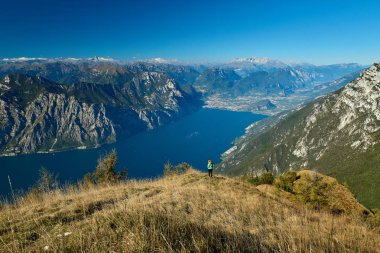 Garda Gölü üzerinden Monte Baldo, sonbaharda dağlarla çevrili muhteşem Garda Gölü Italy.Panorama görünümünü
