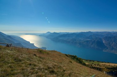 Garda Gölü üzerinden Monte Baldo, sonbaharda dağlarla çevrili muhteşem Garda Gölü Italy.Panorama görünümünü