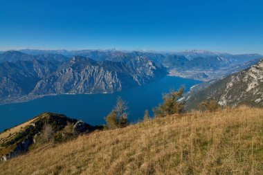 Garda Gölü üzerinden Monte Baldo, sonbaharda dağlarla çevrili muhteşem Garda Gölü Italy.Panorama görünümünü