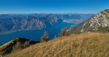 Garda Gölü üzerinden Monte Baldo, sonbaharda dağlarla çevrili muhteşem Garda Gölü Italy.Panorama görünümünü