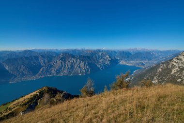 Garda Gölü üzerinden Monte Baldo, sonbaharda dağlarla çevrili muhteşem Garda Gölü Italy.Panorama görünümünü