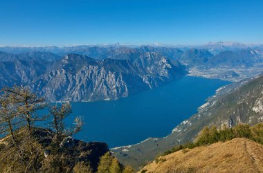 Garda Gölü üzerinden Monte Baldo, sonbaharda dağlarla çevrili muhteşem Garda Gölü Italy.Panorama görünümünü