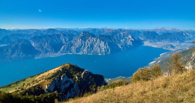Garda Gölü üzerinden Monte Baldo, sonbaharda dağlarla çevrili muhteşem Garda Gölü Italy.Panorama görünümünü