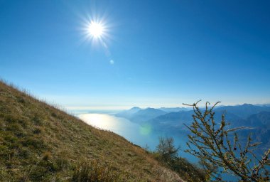 Garda Gölü üzerinden Monte Baldo, sonbaharda dağlarla çevrili muhteşem Garda Gölü Italy.Panorama görünümünü