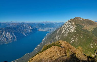 Garda Gölü üzerinden Monte Baldo, sonbaharda dağlarla çevrili muhteşem Garda Gölü Italy.Panorama görünümünü