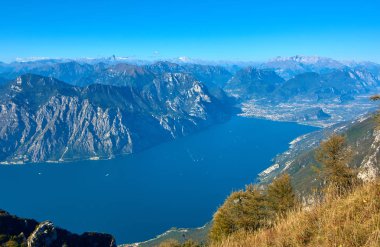 Garda Gölü üzerinden Monte Baldo, sonbaharda dağlarla çevrili muhteşem Garda Gölü Italy.Panorama görünümünü