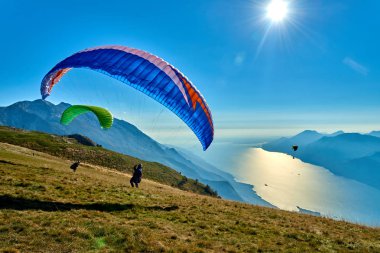 Monte Baldo, Lago di Garda, İtalya yamaç paraşütü için dağ Baldo garda Gölü, Malcesine, İtalya başlayan 4 Ekim 2018:Paraglider