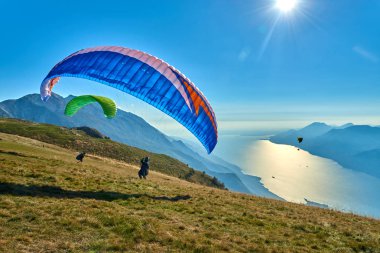 Monte Baldo, Lago di Garda, İtalya yamaç paraşütü için dağ Baldo garda Gölü, Malcesine, İtalya başlayan 4 Ekim 2018:Paraglider