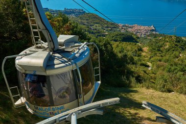 Monte Baldo, Lago di Garda, İtalya 4 Ekim 2018:Cable araba Monte Baldo dağ, Malcesine, İtalya için yolcu taşıma dönen kabinleri