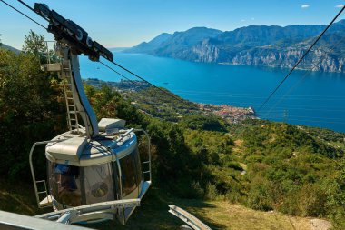 Monte Baldo, Lago di Garda, İtalya 4 Ekim 2018:Cable araba Monte Baldo dağ, Malcesine, İtalya için yolcu taşıma dönen kabinleri