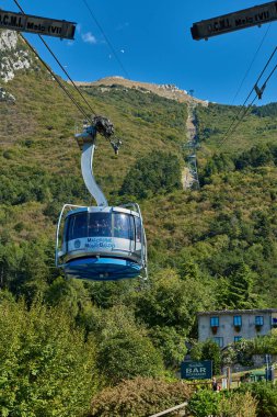 Monte Baldo, Lago di Garda, İtalya 4 Ekim 2018:Cable araba Monte Baldo dağ, Malcesine, İtalya için yolcu taşıma dönen kabinleri