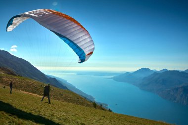 Monte Baldo, Lago di Garda, İtalya yamaç paraşütü için dağ Baldo garda Gölü, Malcesine, İtalya başlayan 4 Ekim 2018:Paraglider