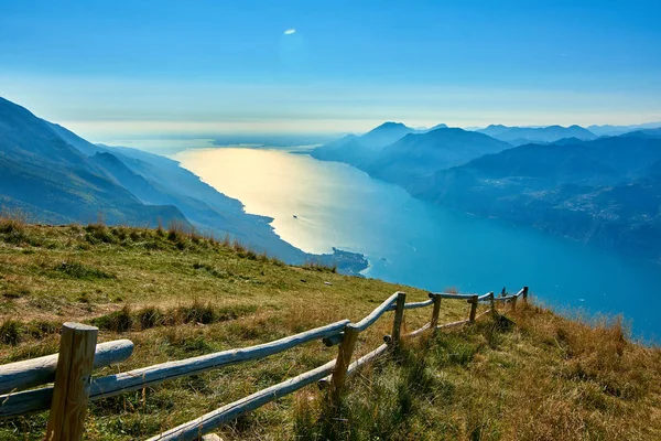 Garda Gölü üzerinden Monte Baldo, sonbaharda dağlarla çevrili muhteşem Garda Gölü Italy.Panorama görünümünü