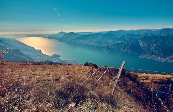 モンテ バルド 秋の山々 に囲まれた豪華なガルダ湖 Italy Panorama からガルダ湖のビュー — ストック写真