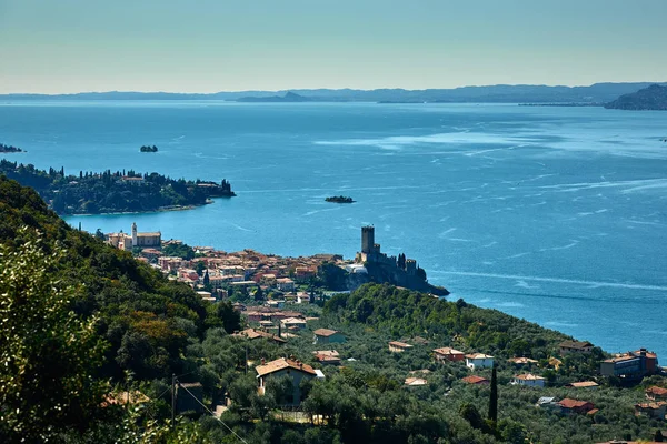 ガルダ湖とからモンテ バルド 秋の山々 に囲まれた豪華なガルダ湖 Italy Panorama マルチェージネの町の眺め — ストック写真