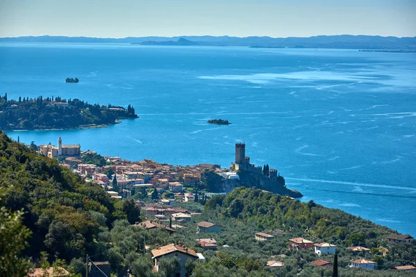 ガルダ湖とからモンテ バルド 秋の山々 に囲まれた豪華なガルダ湖 Italy Panorama マルチェージネの町の眺め — ストック写真