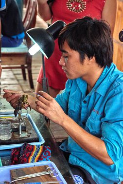 Ha Long Bay, Vietnam-29 Kasım 2014: inci teknisyen implant Halong Bay UNESCO Dünya Miras Listesi istiridye gruptaki inci çiftliğinde inciler