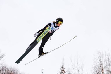 Merkezine, Romanya - 3 Mart 2018: bayanlar FIS Dünya Kupası kayak atlama olay merkezine, Romanya'da kazanmak için bilinmeyen kayak atlama compets