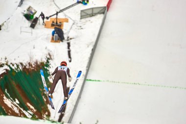 Merkezine, Romanya - 3 Mart 2018: bayanlar FIS Dünya Kupası kayak atlama olay merkezine, Romanya'da kazanmak için bilinmeyen kayak atlama compets