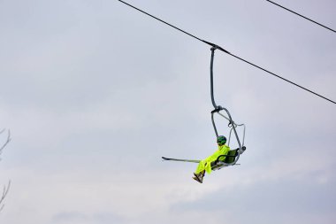 Merkezine, Romanya - 3 Mart 2018: bayanlar FIS Dünya Kupası kayak atlama olay merkezine, Romanya'da kazanmak için bilinmeyen kayak atlama compets
