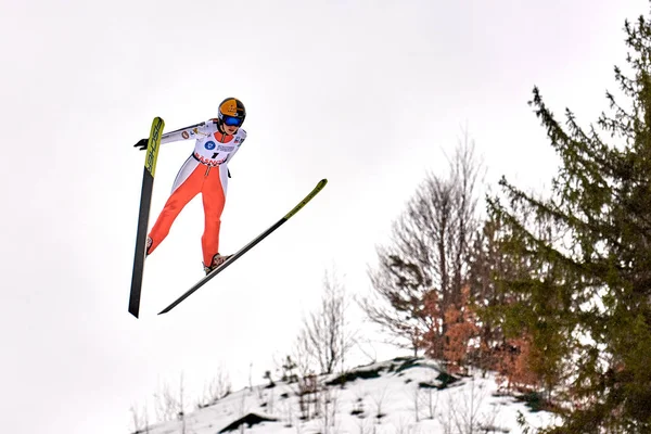 Rasnov Rumunsko Března 2018 Neznámý Skokan Lyžích Compets Vyhrát Ladies — Stock fotografie