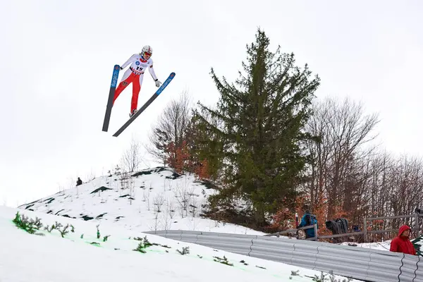 Rasnov Romênia Março 2018 Jumper Esqui Desconhecido Compõe Para Ganhar — Fotografia de Stock