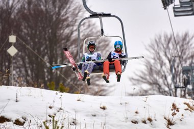 Merkezine, Romanya - 3 Mart 2018: bayanlar FIS Dünya Kupası kayak atlama olay merkezine, Romanya'da kazanmak için bilinmeyen kayak atlama compets