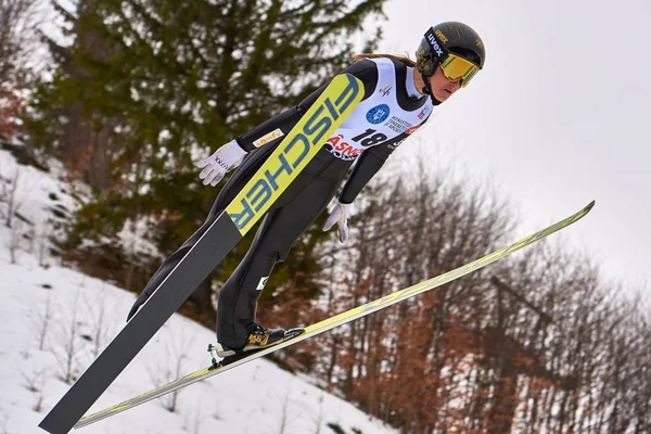 Rasnov Rumunsko Března 2018 Neznámý Skokan Lyžích Compets Vyhrát Ladies — Stock fotografie