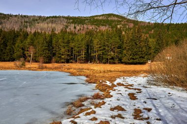 Kışın Saint Ana 'daki güzel volkanik göl. Tusnad Romanya 'daki Saint Ana volkanik gölü