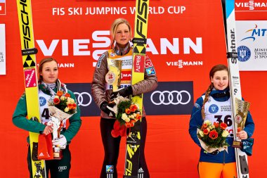 Merkezine, Romanya - 3 Mart 2018:(L-R) Almanya'nın Katharina Althaus (2), Maren Lundby (1.), Norveç ve Nika Kriznar bayanlar Hs97 Kayak atlama sonra podyumda Slovenya poz (3)