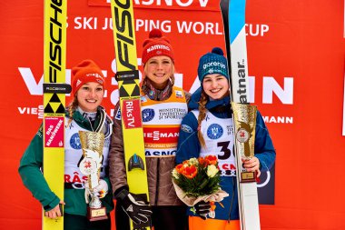 Merkezine, Romanya - 3 Mart 2018:(L-R) Almanya'nın Katharina Althaus (2), Maren Lundby (1.), Norveç ve Nika Kriznar bayanlar Hs97 Kayak atlama sonra podyumda Slovenya poz (3)