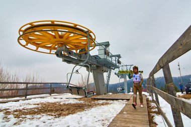 Merkezine, Romanya - 3 Mart 2018: bilinmeyen Kayak atlama telesiyej ve bayanlar FIS Dünya Kupası Kayak atlama olay merkezine, Romanya'da kazanmak için yarışmak hazır ile yükseldi