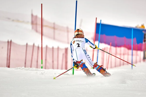 罗马尼亚布拉索夫 2018年2月13日 在罗马尼亚波亚纳布拉索夫举办的罗马尼亚少年高山滑雪杯第二版的年轻竞争对手 — 图库照片