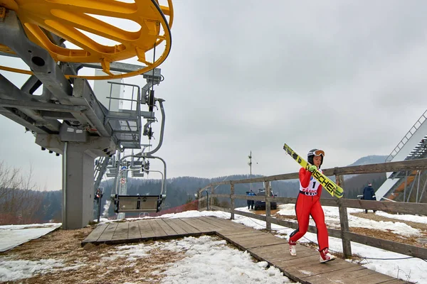 罗马尼亚拉斯诺夫 2018年3月3日 未知的滑雪跳投者坐上了坐椅 它已经准备好在罗马尼亚拉斯诺夫参加女子菲斯世界杯滑雪跳伞比赛 — 图库照片