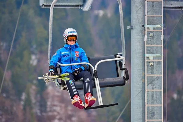 Rasnov Romênia Março 2018 Salto Esqui Desconhecido Ascende Com Teleférico — Fotografia de Stock