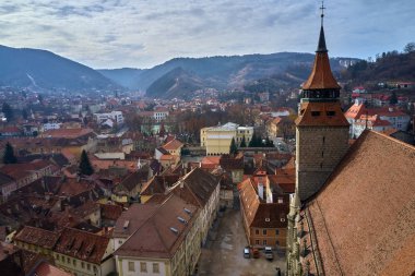 Kış saati, Brasov şehrin hava cityscape, Brasov, Romanya'nın landmark Transilvanya tarihi kentin panoramik görünüm