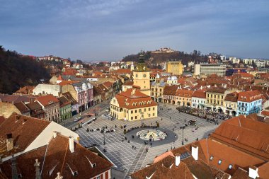 Kış saati, Brasov şehrin hava cityscape, Brasov, Romanya'nın landmark Transilvanya tarihi kentin panoramik görünüm