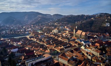 Kış saati, Brasov şehrin hava cityscape, Brasov, Romanya'nın landmark Transilvanya tarihi kentin panoramik görünüm