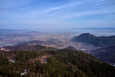 Kış saati, Brasov şehrin hava cityscape, Brasov, Romanya'nın landmark Transilvanya tarihi kentin panoramik görünüm