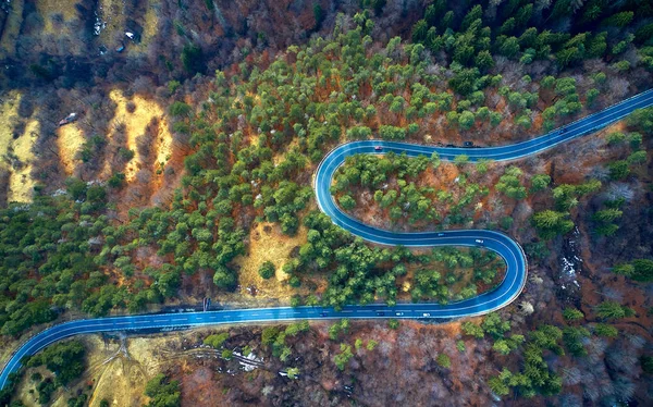 トランシルバニア ルーマニア 秋冬時間でドローンによる曲線道路ビューの木と高山から曲がりくねった道の上空を渡す — ストック写真
