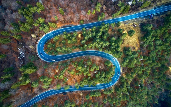 Yüksek dağ dolambaçlı yoldan hava görünümünü geçmek Transilvanya, Romanya, kavisli yol görünüm sonbahar-kış zamanında dron tarafından ağaçları ile