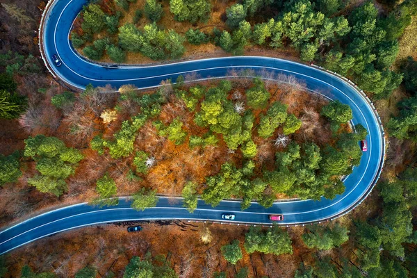 Yüksek dağ dolambaçlı yoldan hava görünümünü geçmek Transilvanya, Romanya, kavisli yol görünüm sonbahar-kış zamanında dron tarafından ağaçları ile