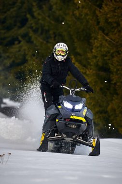 Tusnad, Romanya - 02 Şubat 2019: bir adam dağlarda, kar arabası Tusnad, Romanya'da snowmobile sürüş adam biniyor