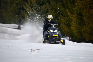 Tusnad, Romanya - 02 Şubat 2019: bir adam dağlarda, kar arabası Tusnad, Romanya'da snowmobile sürüş adam biniyor