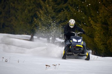 Tusnad, Romanya - 02 Şubat 2019: bir adam dağlarda, kar arabası Tusnad, Romanya'da snowmobile sürüş adam biniyor