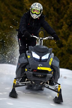 Tusnad, Romanya - 02 Şubat 2019: bir adam dağlarda, kar arabası Tusnad, Romanya'da snowmobile sürüş adam biniyor