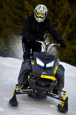 Tusnad, Romanya - 02 Şubat 2019: bir adam dağlarda, kar arabası Tusnad, Romanya'da snowmobile sürüş adam biniyor