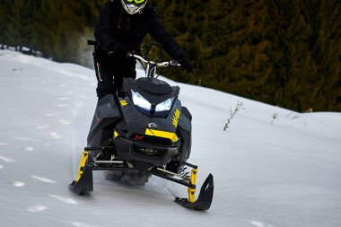 Tusnad, Romanya - 02 Şubat 2019: bir adam dağlarda, kar arabası Tusnad, Romanya'da snowmobile sürüş adam biniyor