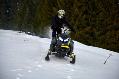 Tusnad, Romanya - 02 Şubat 2019: bir adam dağlarda, kar arabası Tusnad, Romanya'da snowmobile sürüş adam biniyor
