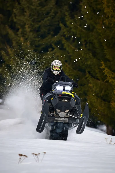 Tusnad Roménia Fevereiro 2019 Homem Está Montando Snowmobile Nas Montanhas — Fotografia de Stock